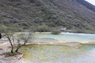 山间五彩斑斓的钙化池景观