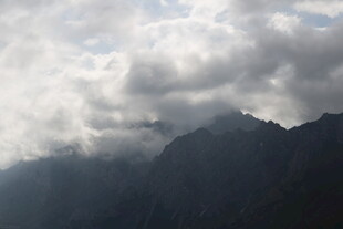 云雾缭绕的巍峨山峰