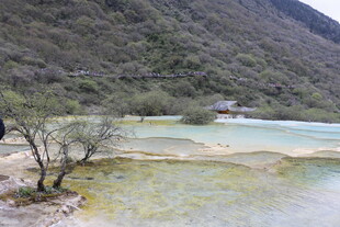 山间多彩钙化池美景