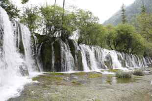 山间层叠瀑布景观