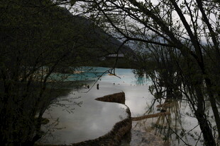 山林间的静谧湖水