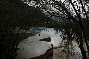山间幽湖 静谧自然景致