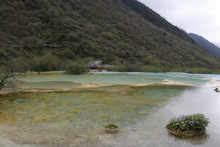 山间清澈多彩的美丽湖泊