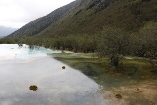 山间清澈湖泊美景