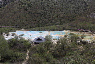 山间多彩湖泊与周边景致