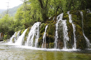 山间秀丽瀑布景观