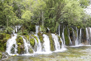 山间层叠小瀑布自然风光