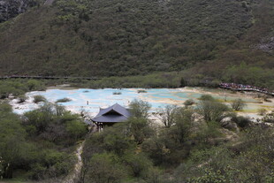 山间彩池与古朴小屋