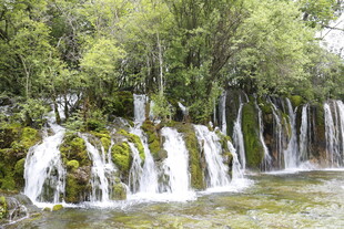 山间瀑布 绿意环绕的美景