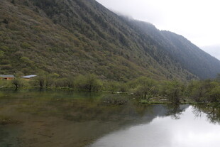 山间静谧湖水风景如画