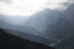 山间云雾中的阳光美景