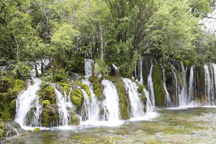 山间层叠瀑布景观