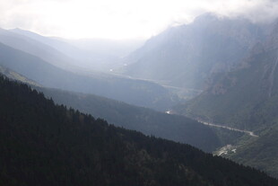 山间云雾缭绕的壮丽景色