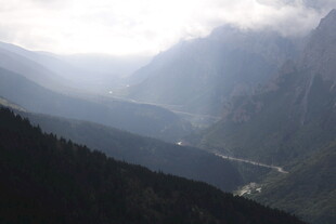 山间云雾缭绕的壮美景色