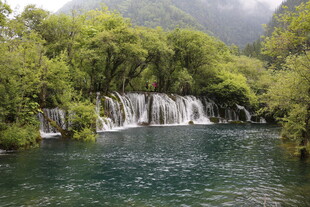 青山绿水间的秀丽瀑布