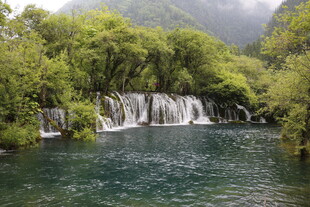 山间秀丽瀑布与碧绿湖水