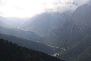 山间云雾缭绕的壮丽景色