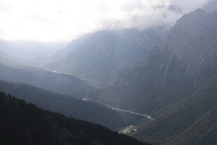 山间云雾缭绕的壮丽峡谷