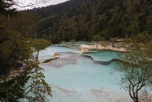 梦幻蓝湖 山林环绕美景