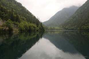 宁静山水湖景