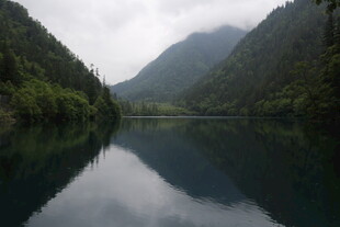 静谧山水湖景图