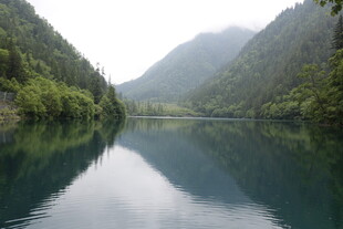 宁静山水间的秀丽湖泊
