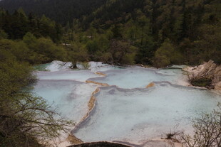 梦幻蓝白相间的山间彩池