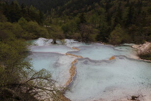 梦幻五彩的山间温泉池