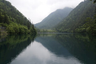 宁静山水间的秀丽湖泊
