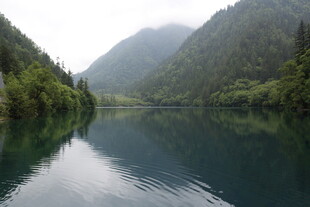 静谧山水间的清幽湖泊