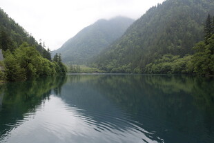 静谧山水间的清幽湖泊