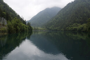 山间静谧湖景