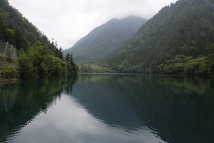 宁静山水间的湖景风光