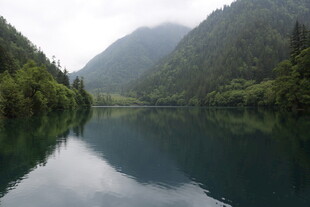 宁静山水间的秀丽湖泊