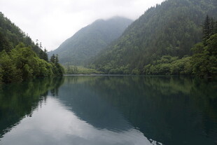 静谧山水湖景图