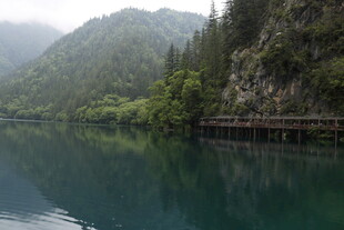 山间幽湖旁的木质栈道