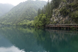 山水相依的静谧秀丽湖景