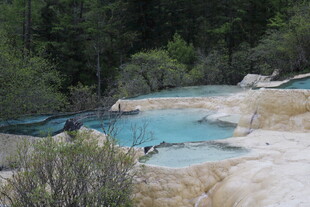 山间蓝绿色天然温泉池