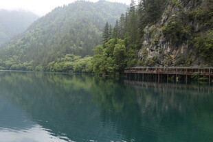 山间碧湖栈道美景