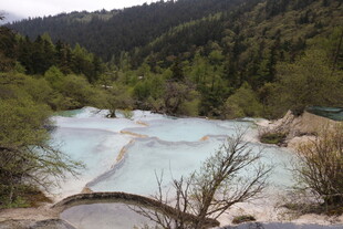 山间蓝绿色的美丽钙化池