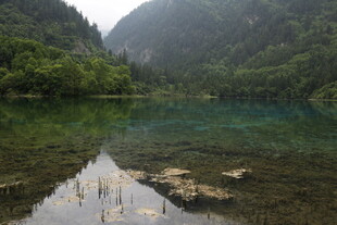 青山绿水间的澄澈湖泊