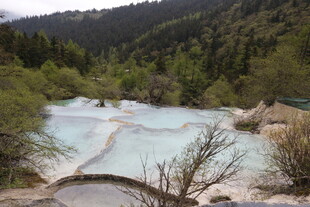 山间蓝绿色清澈水域景观