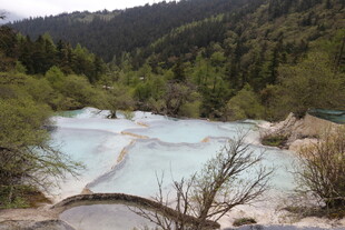 山间蓝绿色清澈溪流美景
