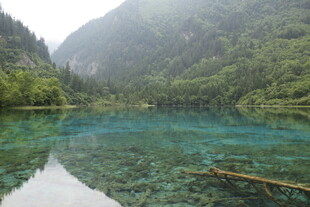 梦幻清澈的山间碧绿湖水
