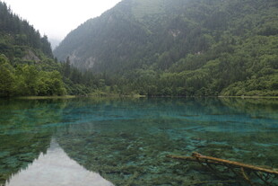 山间清澈幽蓝的静谧湖水