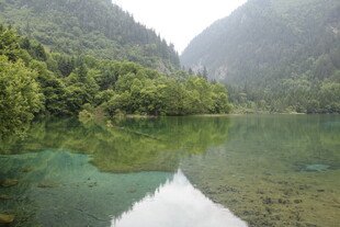 青山绿水间的澄澈湖泊