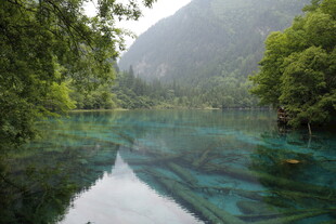 梦幻蓝绿山水间的静谧湖景
