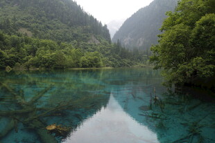 青山环抱的澄澈幽蓝湖水