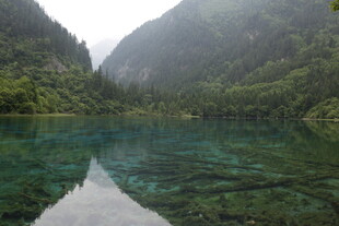 山间幽蓝澄澈的静谧湖水