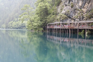 湖畔木质栈道 山水相依景